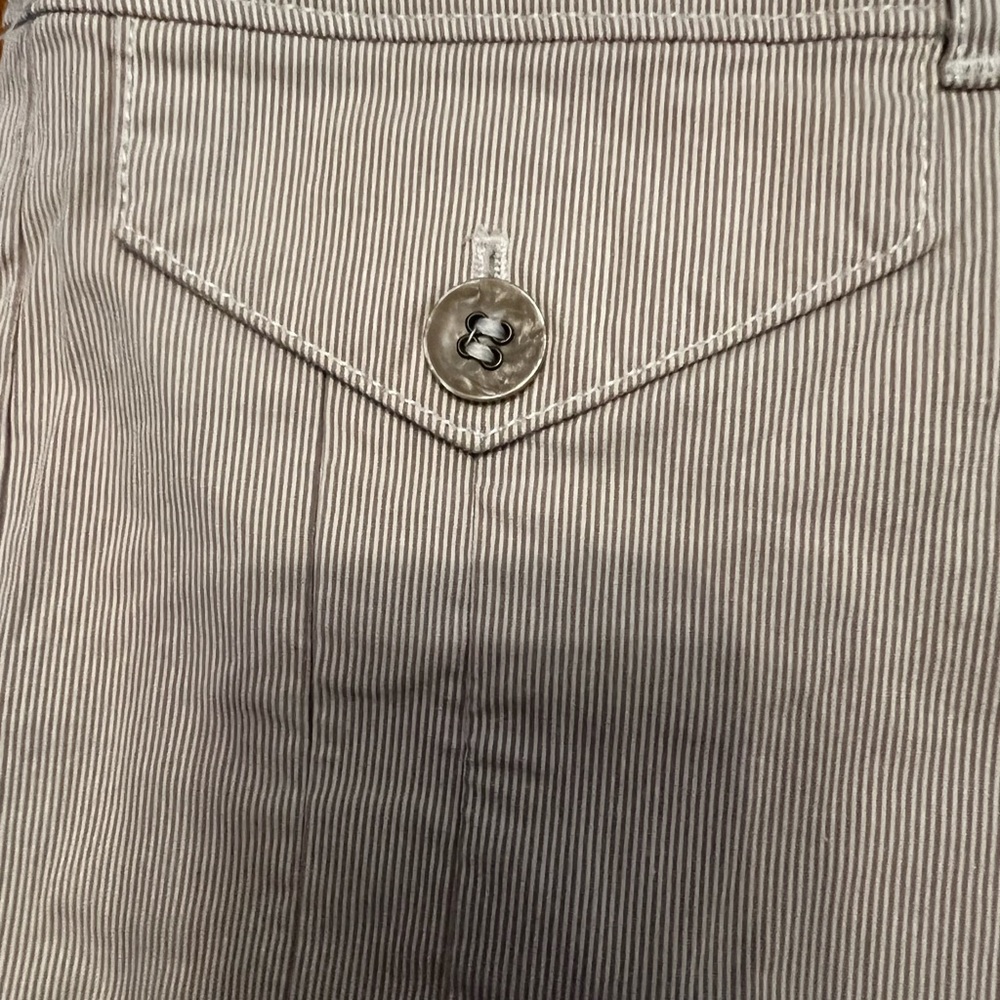 EUC New York and Company size 12 Khaki/Cream striped shorts size 12. - Picture 8 of 8